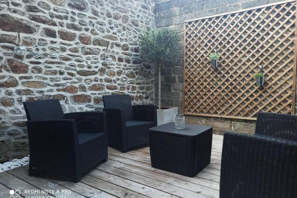 Superbe Appartement Avec Terrasse Au Calme Ernee ภายนอก รูปภาพ