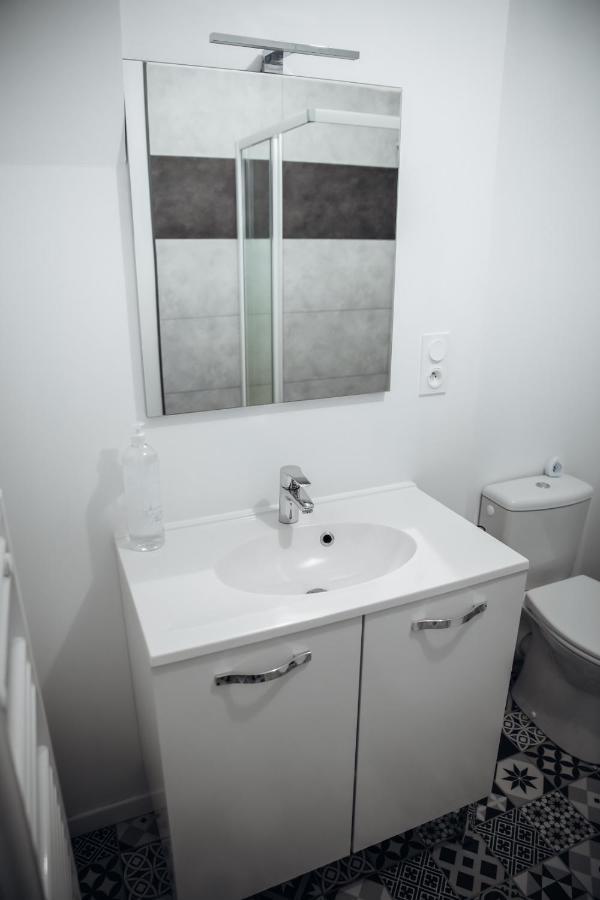 Superbe Appartement Avec Terrasse Au Calme Ernee ภายนอก รูปภาพ
