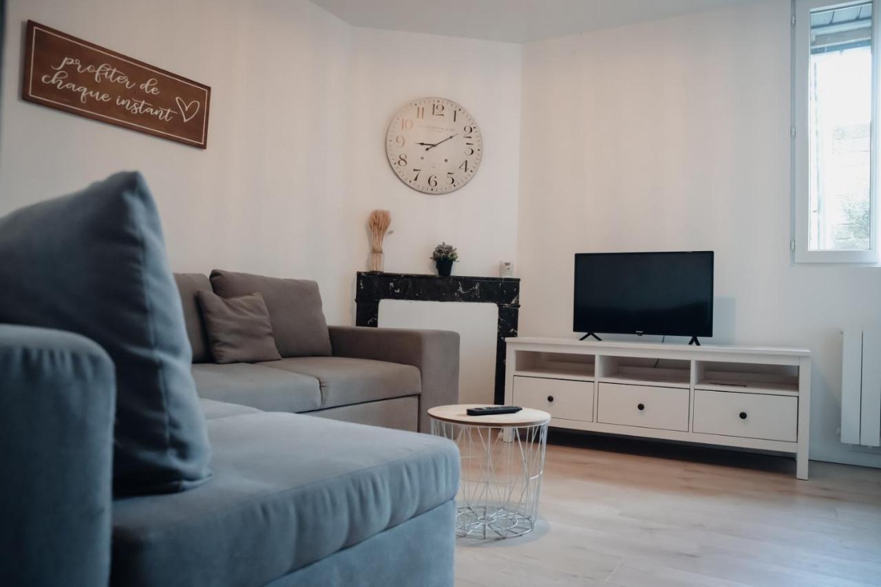 Superbe Appartement Avec Terrasse Au Calme Ernee ภายนอก รูปภาพ
